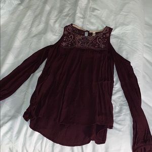 S Xhilaration long sleeve, slit shoulder maroon